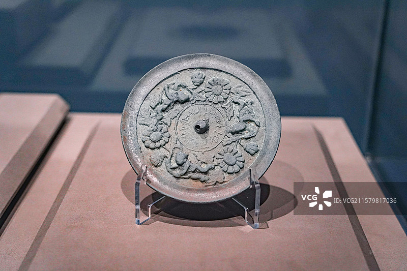 滕州博物馆藏金代三童攀花纹铜镜图片素材