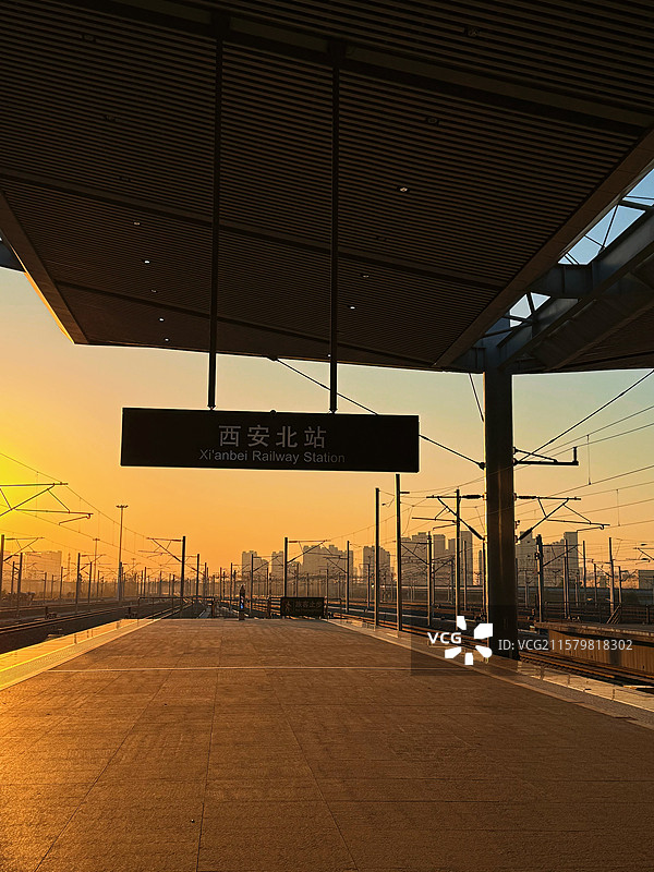 夕阳下的西安北站站台图片素材