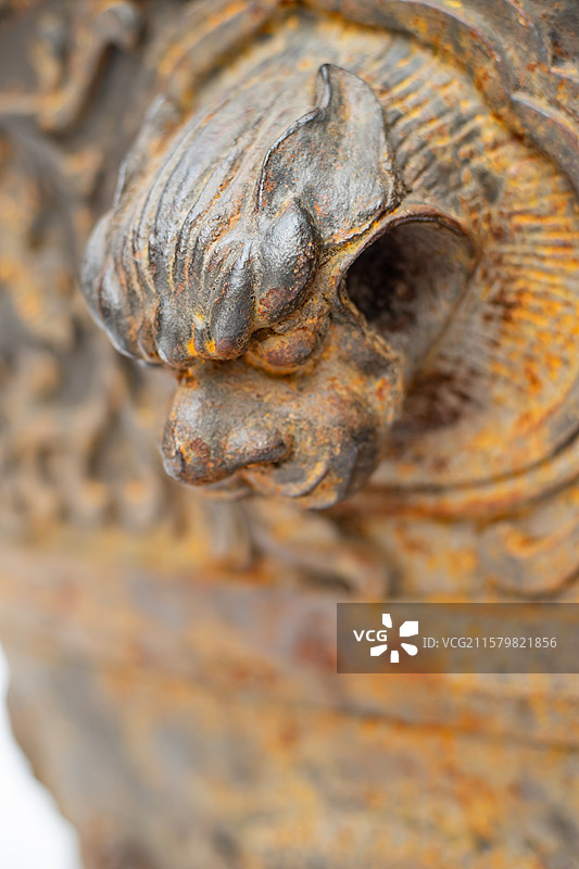 中国山东省泰安市泰山区泰山旅游景区著名景点，岱行宫里的生铁门海大水缸和神兽雕塑，户外无人图像摄影图片素材