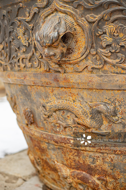 中国山东省泰安市泰山区泰山旅游景区著名景点，岱行宫里的生铁门海大水缸和神兽雕塑，户外无人图像摄影图片素材