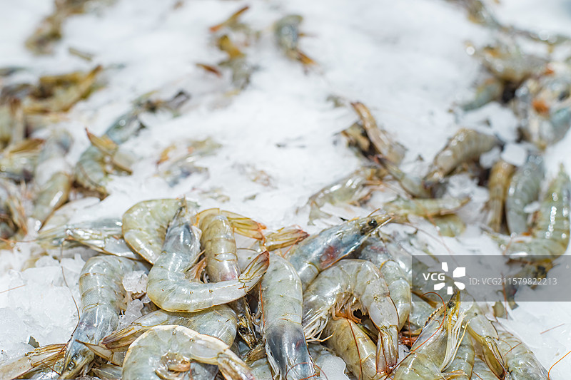 中国食品产业拍摄主题，超级市场集市货摊上摆放着死亡的大虾青虾麟虾，室内无人图像摄影图片素材