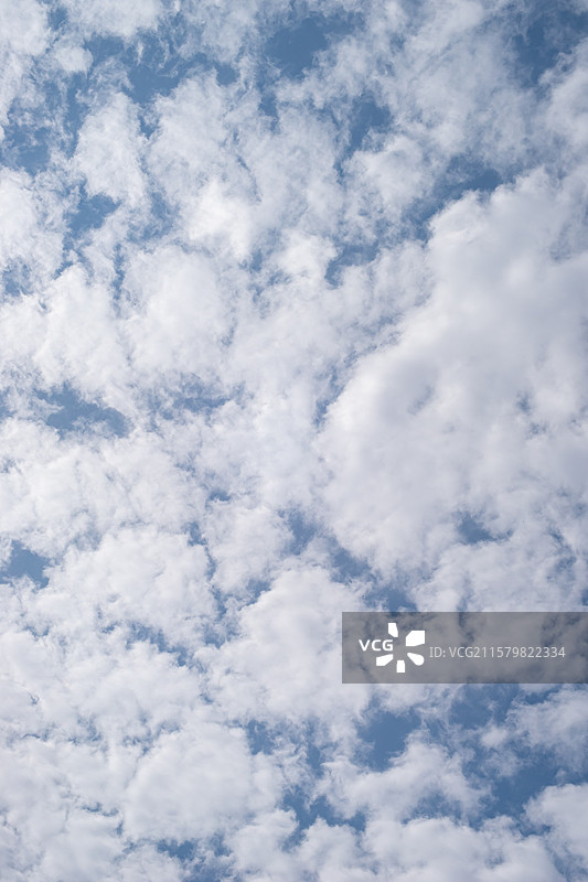 中国自然风光拍摄主题，白色的云彩和蓝色的天空，干净协调自由简单反差纯净式样，户外白昼无人图像摄影图片素材