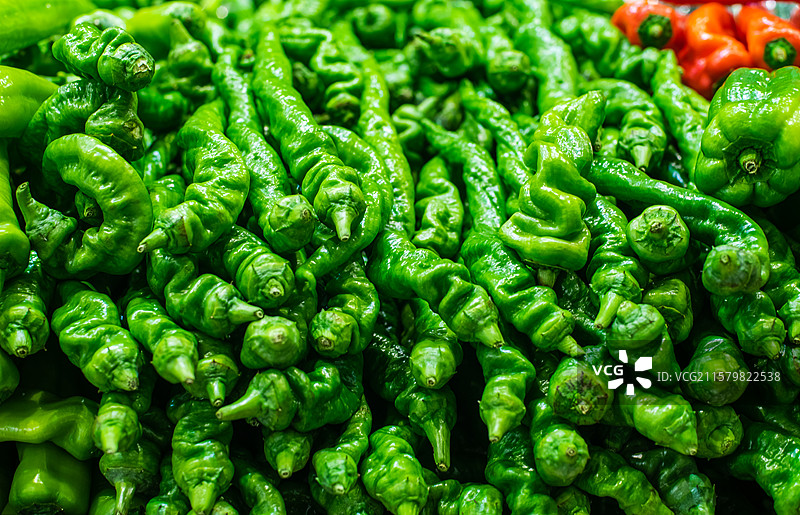 中国水果果蔬拍摄主题，超级市场零售货摊上一堆的青椒尖椒辣椒螺丝椒蔬菜产品，室内无人图像摄影图片素材