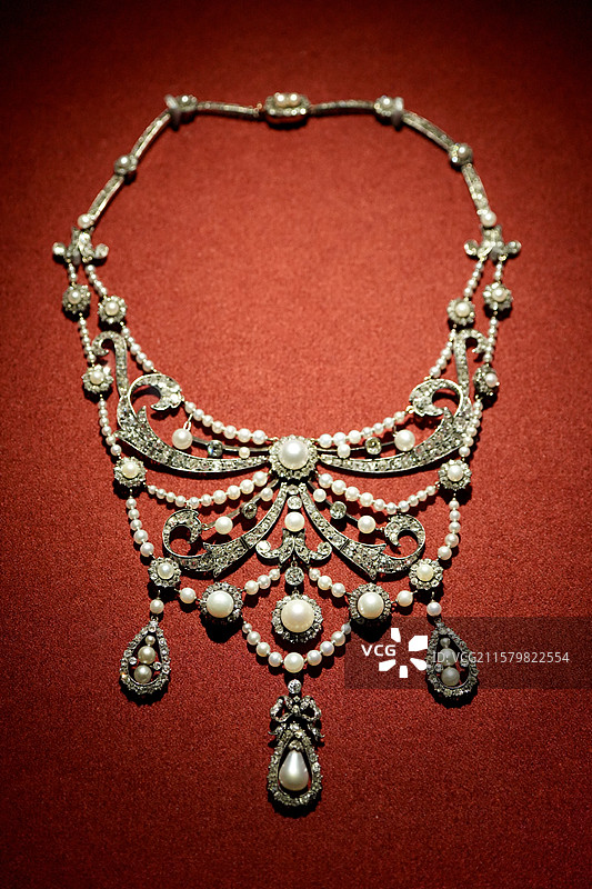 英国利顿伯爵夫人的钻石珍珠项链图片素材