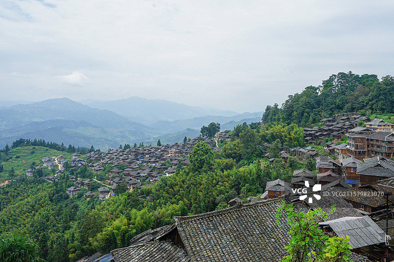 贵州黔东南，岜沙苗寨，山区与寨子风光图片素材