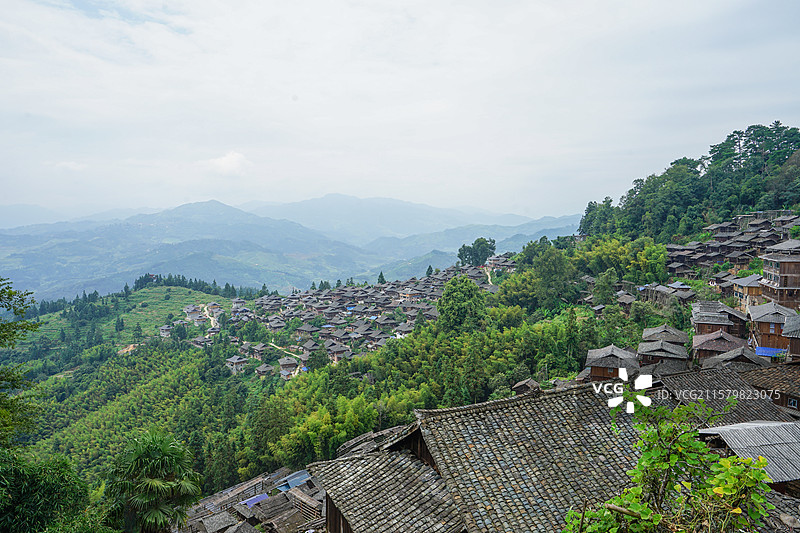 贵州黔东南，岜沙苗寨，山区与寨子风光图片素材