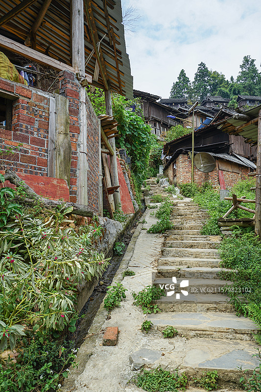 贵州黔东南，岜沙苗寨，山区与寨子风光图片素材