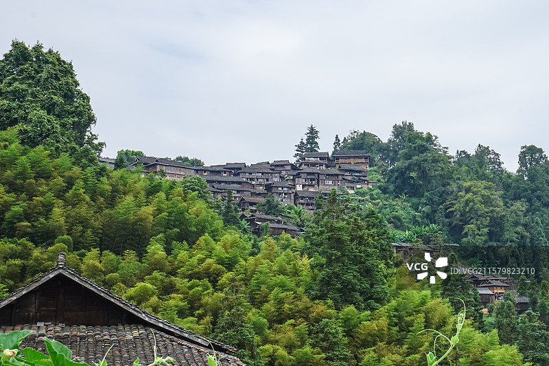 贵州黔东南，岜沙苗寨，山区与寨子风光图片素材