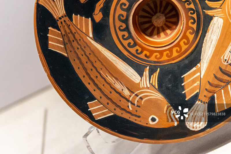 古希腊雅典丨阿普利亚式红绘鱼盘图片素材
