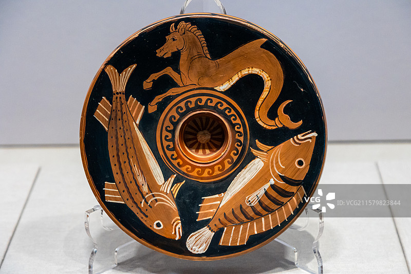 古希腊雅典丨阿普利亚式红绘鱼盘图片素材