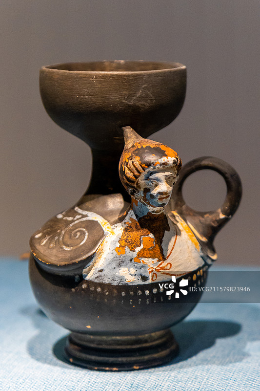 古希腊雅典丨女妖塞壬覆彩绘陶制注油壶图片素材