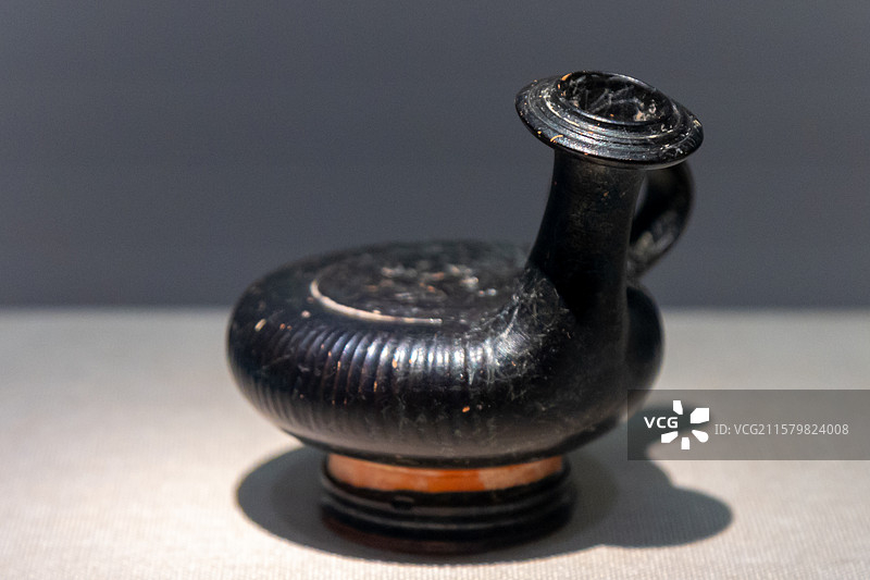 古希腊雅典丨浮雕黑釉壶图片素材