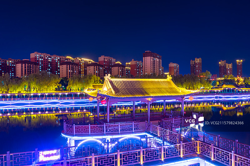 中国非都市风光拍摄主题，山东省泰安市夜晚泮河公园，古老的石桥和现代建筑居住区，户外夜晚无人图像摄影图片素材