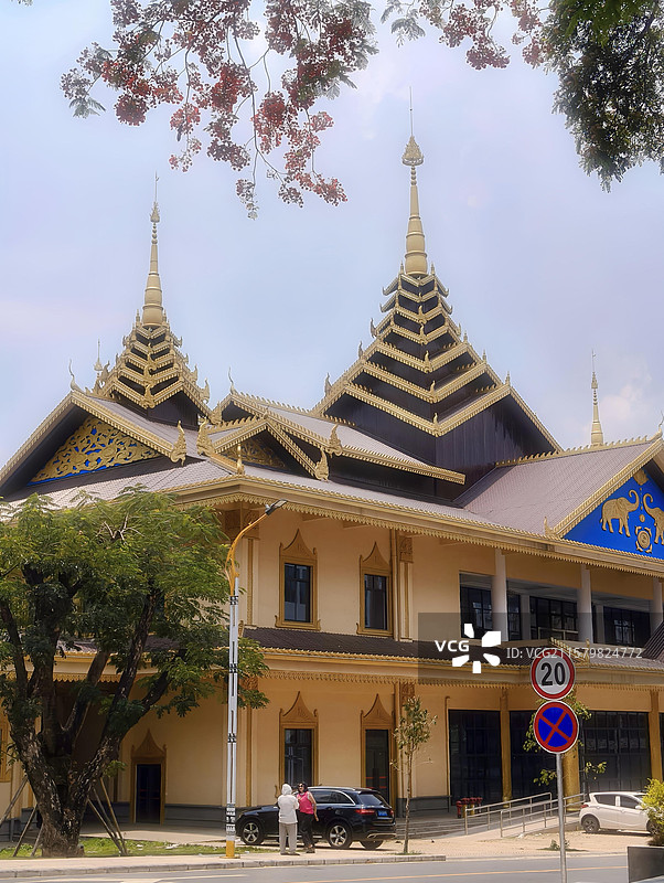 具有傣族风格的建筑在绿树掩映下显得精致华丽，散发着独特的异域风情。图片素材