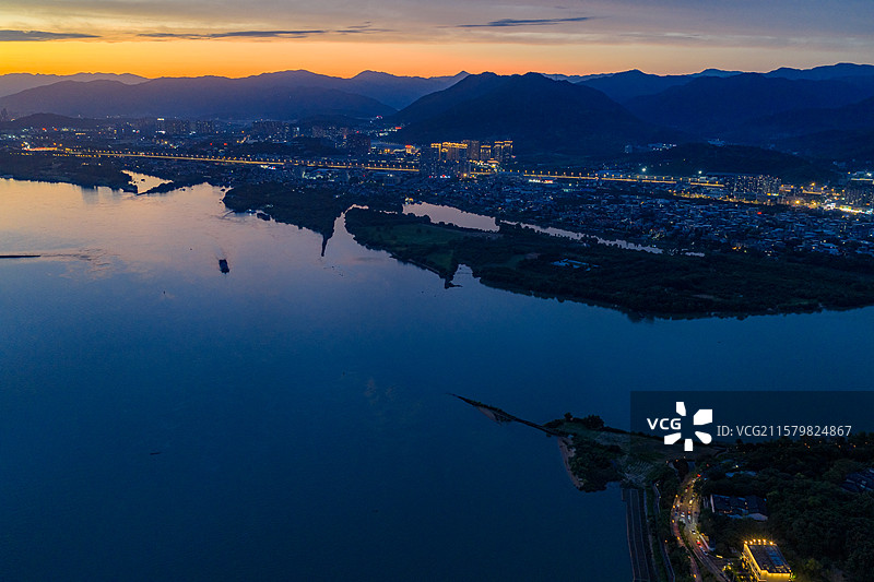福州闽江乌龙江分水岭夕阳落日晚霞蓝调时刻绝美天空图片素材