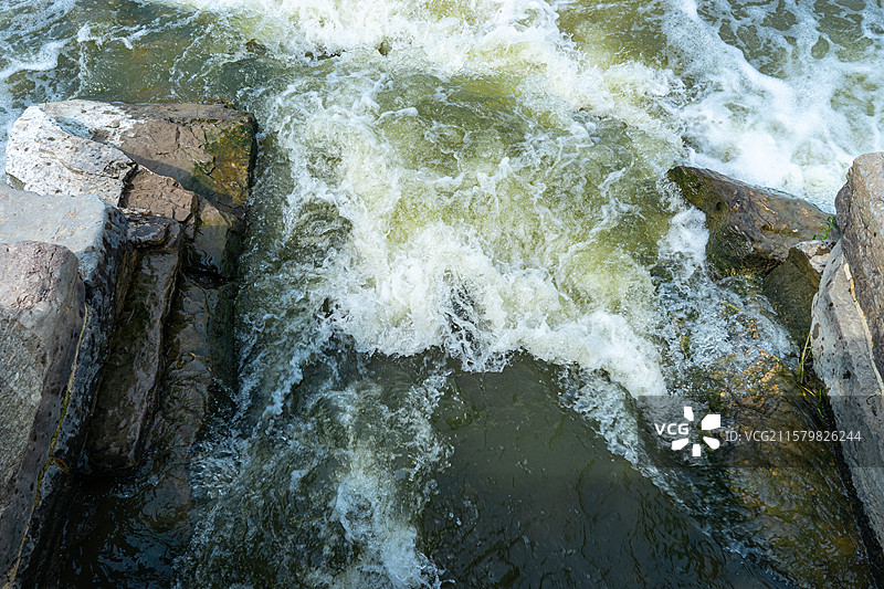 中国自然风光拍摄主题，雨季汛期奔腾汹涌的河流和瀑布，白色的泡沫，户外白昼无人图像摄影图片素材