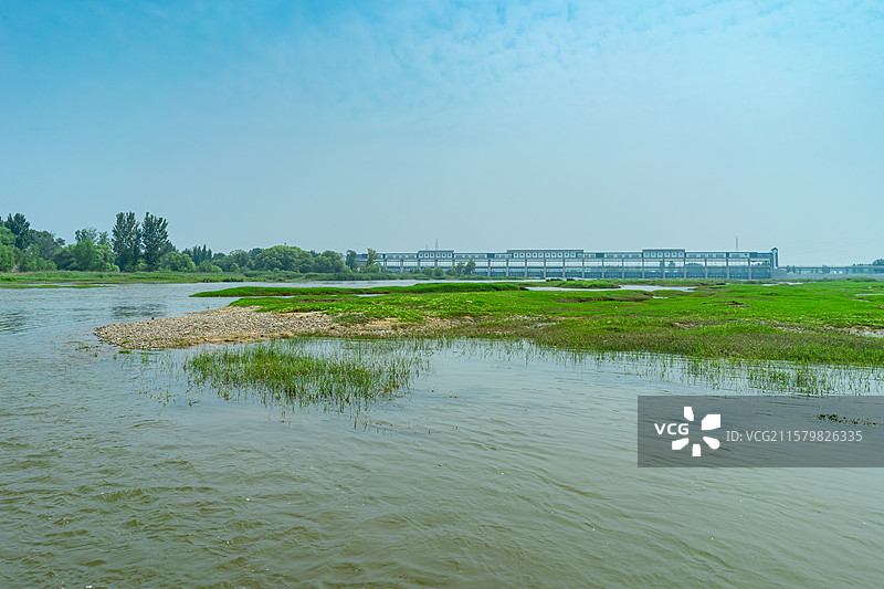 中国山东泰安岱岳区大汶口镇山西街村文化遗址风景区，雨季汛期奔腾汹涌河流，户外白昼无人图像摄影图片素材