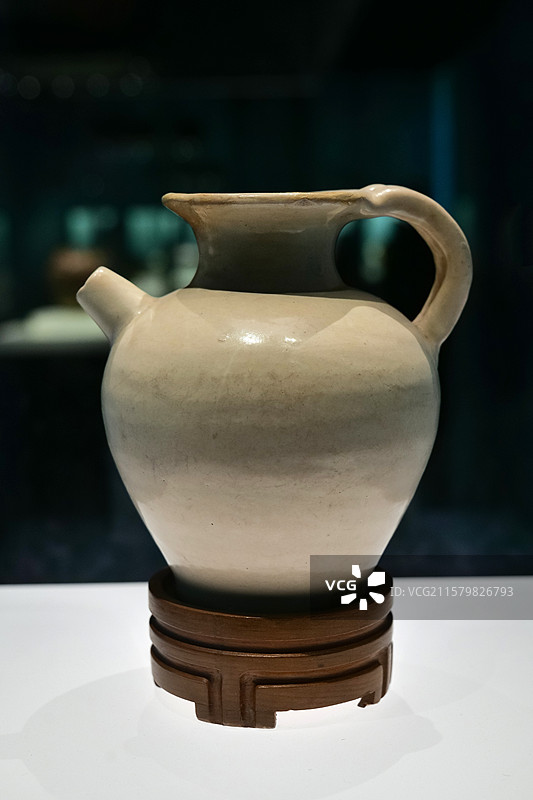 白釉执壶 唐代 1958年河南三门峡陕州区出土 中国国家博物馆“中国古代瓷器展”图片素材