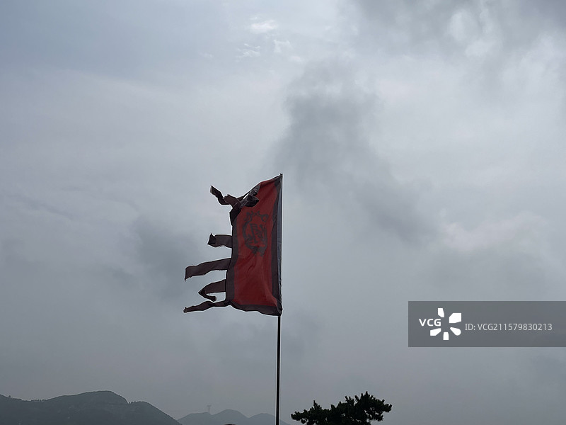 旗帜对天的低角度视图：长城第一关雁门关图片素材