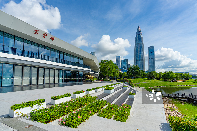 深圳城市天际线人才公园与地标建筑华润大厦图片素材