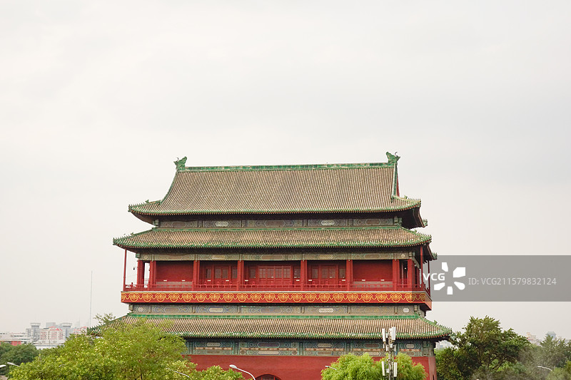 北京夏天傍晚鼓楼及附近居民区四合院老城区屋顶和城市天际线图片素材