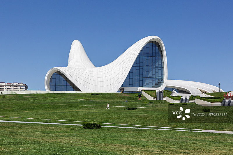 蓝天下的现代城市建筑与草地，阿塞拜疆巴库黑达尔阿利耶夫中心图片素材