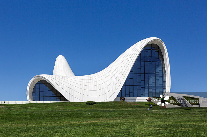 蓝天下的现代抽象建筑，阿塞拜疆巴库黑达尔阿利耶夫中心图片素材