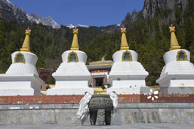 云南巴拉达拥佛塔图片素材