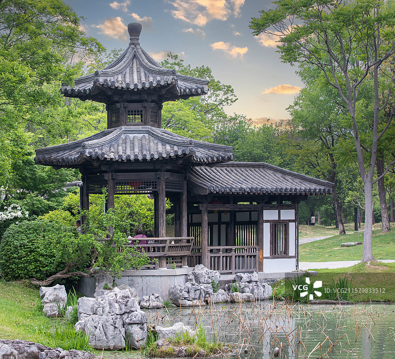 扬州瘦西湖畔的江南园林建筑图片素材