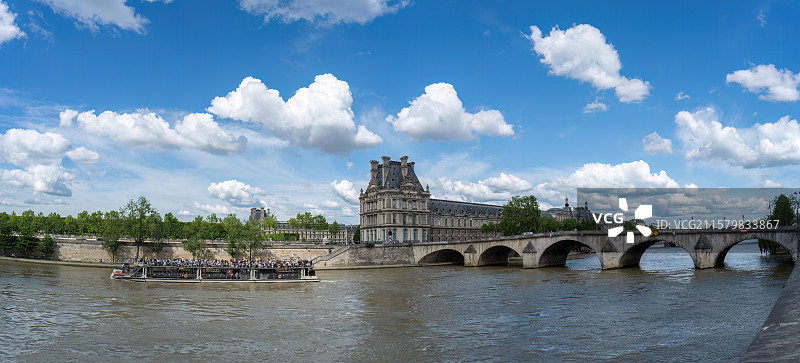 法国巴黎塞纳河上皇家桥图片素材