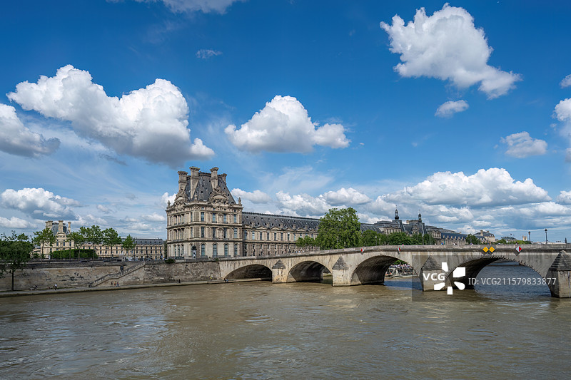 法国巴黎塞纳河上皇家桥图片素材