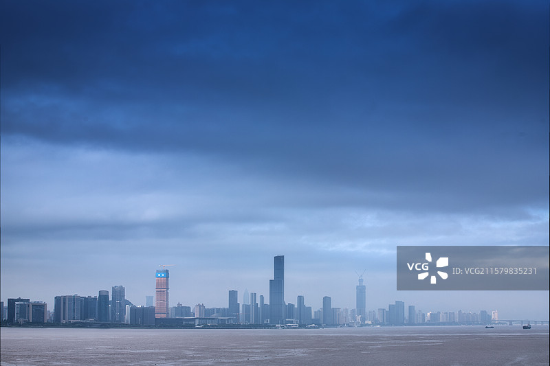 乌云下的城市风光图片素材