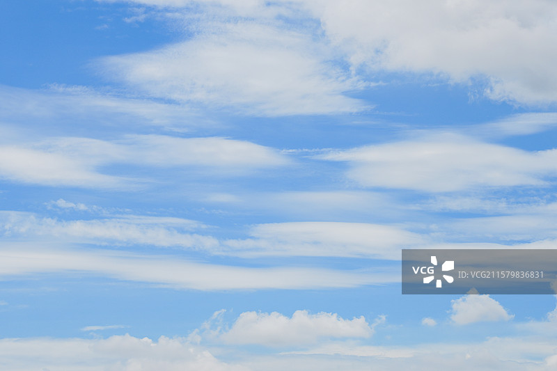 夏天的云朵与田园风光图片素材