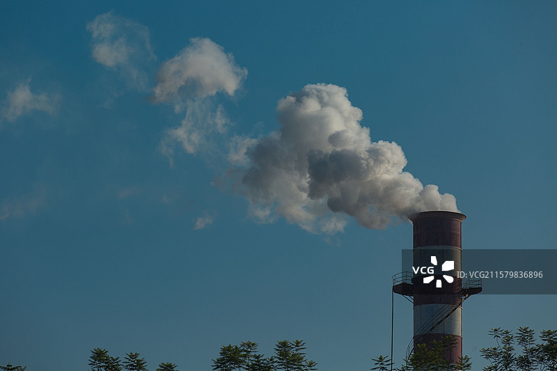 高新区工厂作业环境污染烟囱冒烟污染环境环保图片素材