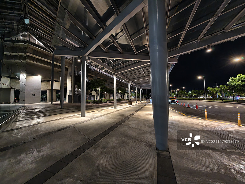 晚上的彰化高鐵站接送區图片素材