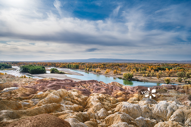 阿勒泰秋天的五彩滩图片素材