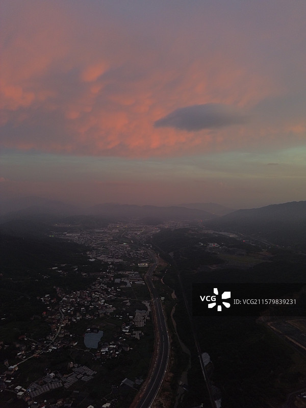 航拍日落晚霞时的山城龙岩城市风光图片素材