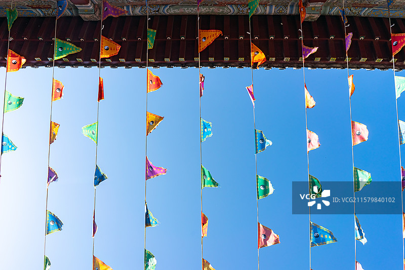 中国非都市风光拍摄主题，山东泰安国内著名景点泰山风景区，玉皇顶碧霞祠寺庙宫殿大门,空中悬挂的道教彩旗图片素材