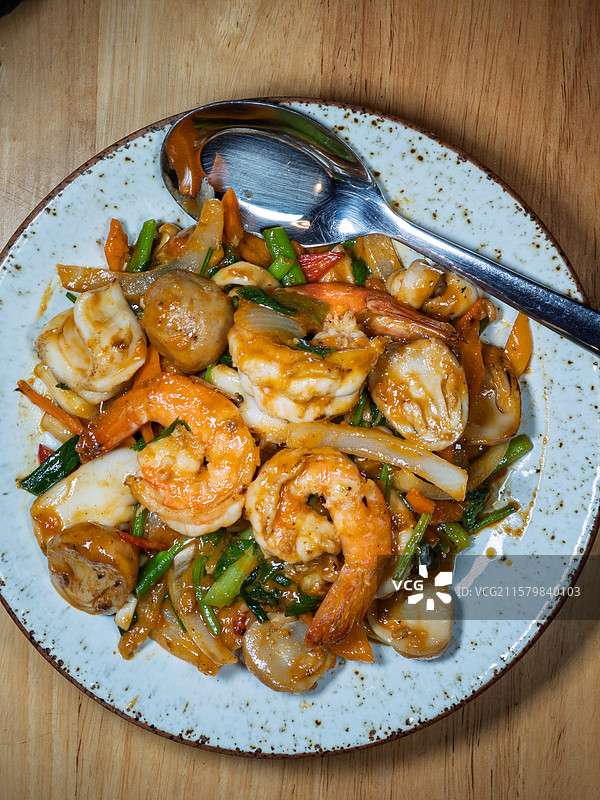 泰国餐厅里的经典主菜泰式罗勒炒虾图片素材