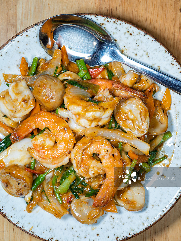 泰国餐厅里的经典主菜泰式罗勒炒虾图片素材