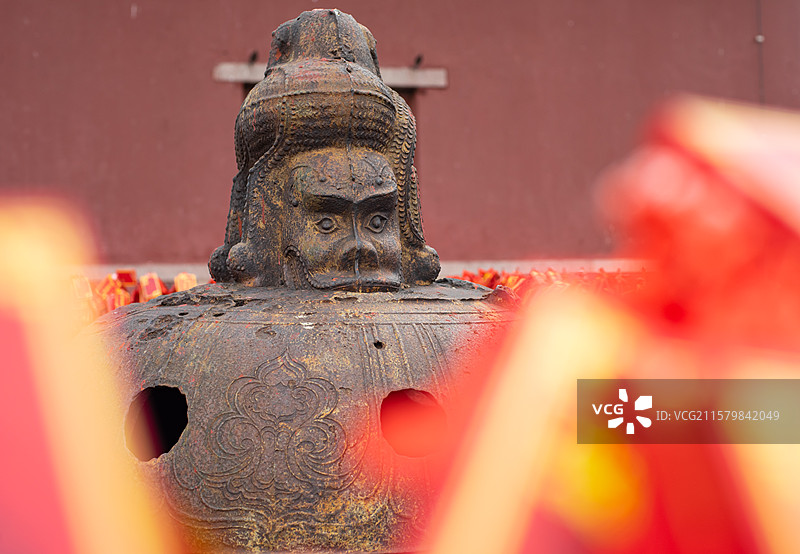 中国传统文化和自然风光拍摄主题  ,栏杆上悬挂着大量红色许愿牌子和铸铁大钟人头，户外白昼无人图像摄影图片素材