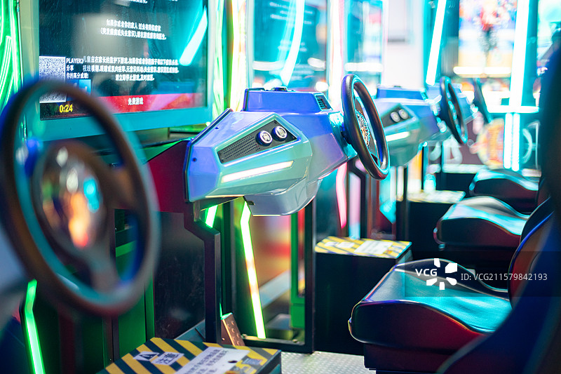中国休闲活动拍摄主题，商场电玩城里的大型游戏机赛车休闲娱乐运动设备用品，室内无人图像摄影图片素材