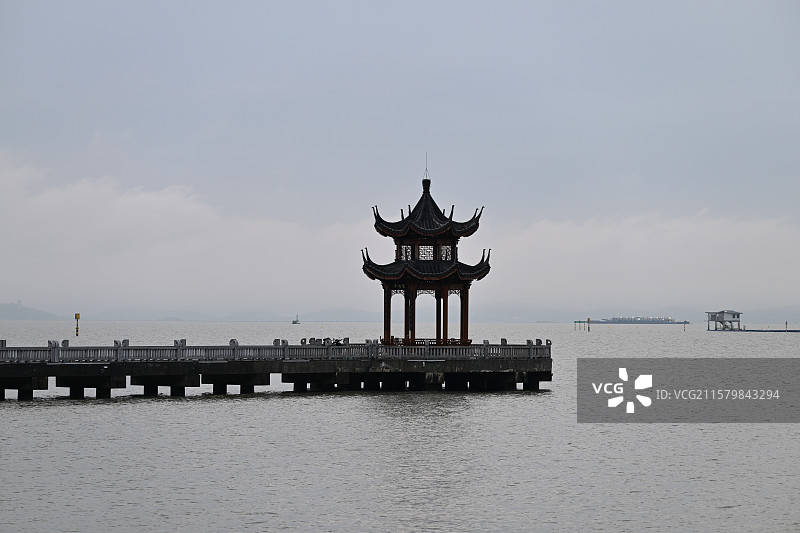 观景亭，望湖亭，阴雨天、清晨的太湖望湖亭，江苏无锡图片素材