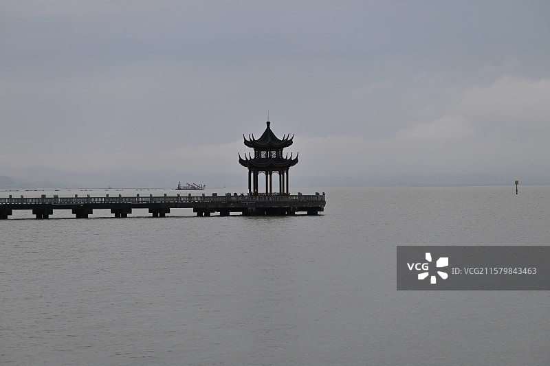 观景亭，望湖亭，阴雨天、清晨的太湖望湖亭，江苏无锡图片素材