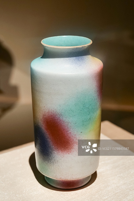 桃花洞釉灯笼瓶 清·乾隆 中国国家博物馆“四海一堂春·乙巳蛇年新春文化展”图片素材