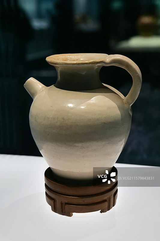 白釉执壶 唐代 1958年河南三门峡陕州区出土 中国国家博物馆“中国古代瓷器展”图片素材