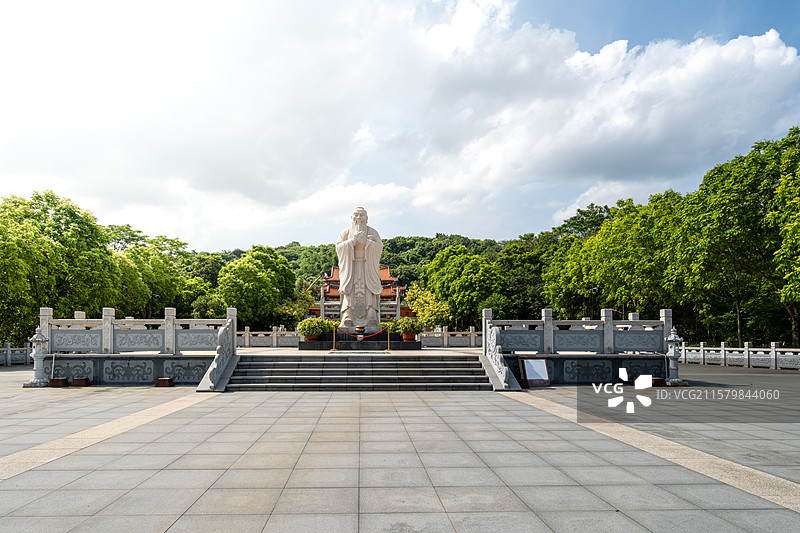 漳州长泰文庙孔子雕像前的广场图片素材