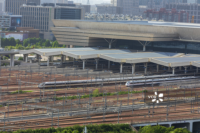 河南省郑州，郑州东站夏天户外风光图片素材