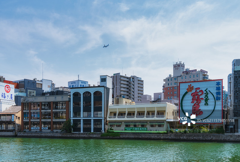 日本福冈县Fukuoka，博多区，那珂川Naka River，中洲Nakasu，都市天际线，夏季图片素材