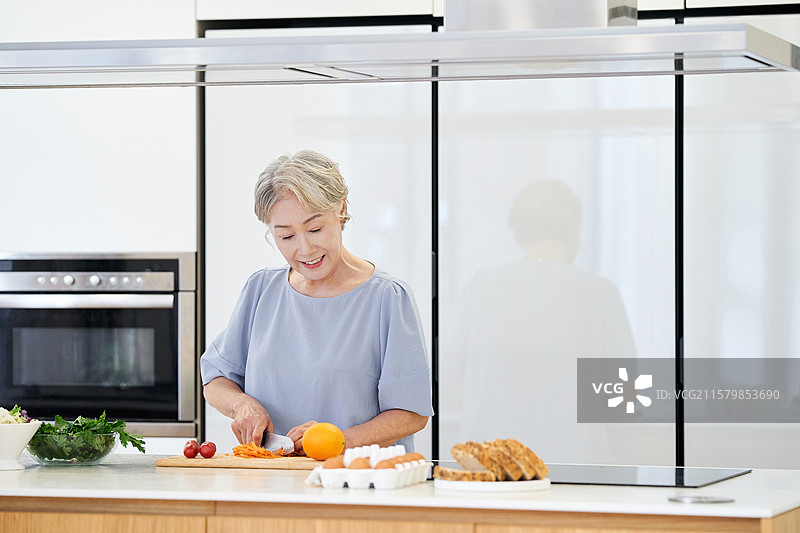 家居厨房，祖母，老年健康，银发生活，生活方式图片素材